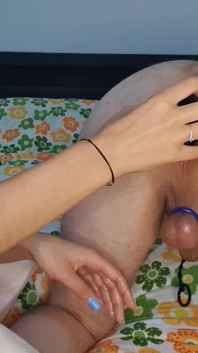 Sexy meesteres-sessie. Femdom vastpinnen slaaf met enorme dildo terwijl urethraal zijn grote pik klinkt