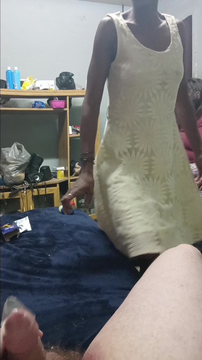 hothouse18xxx: 头发辫子的黑人女孩吮吸爸爸的鸡巴并骑着他，穿着yello礼服