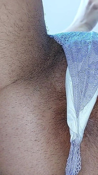 Seksowna milf przymierza majtki. Oglądając owłosioną mamuśkę, owłosioną cipkę, duże cycki, duży tyłek.