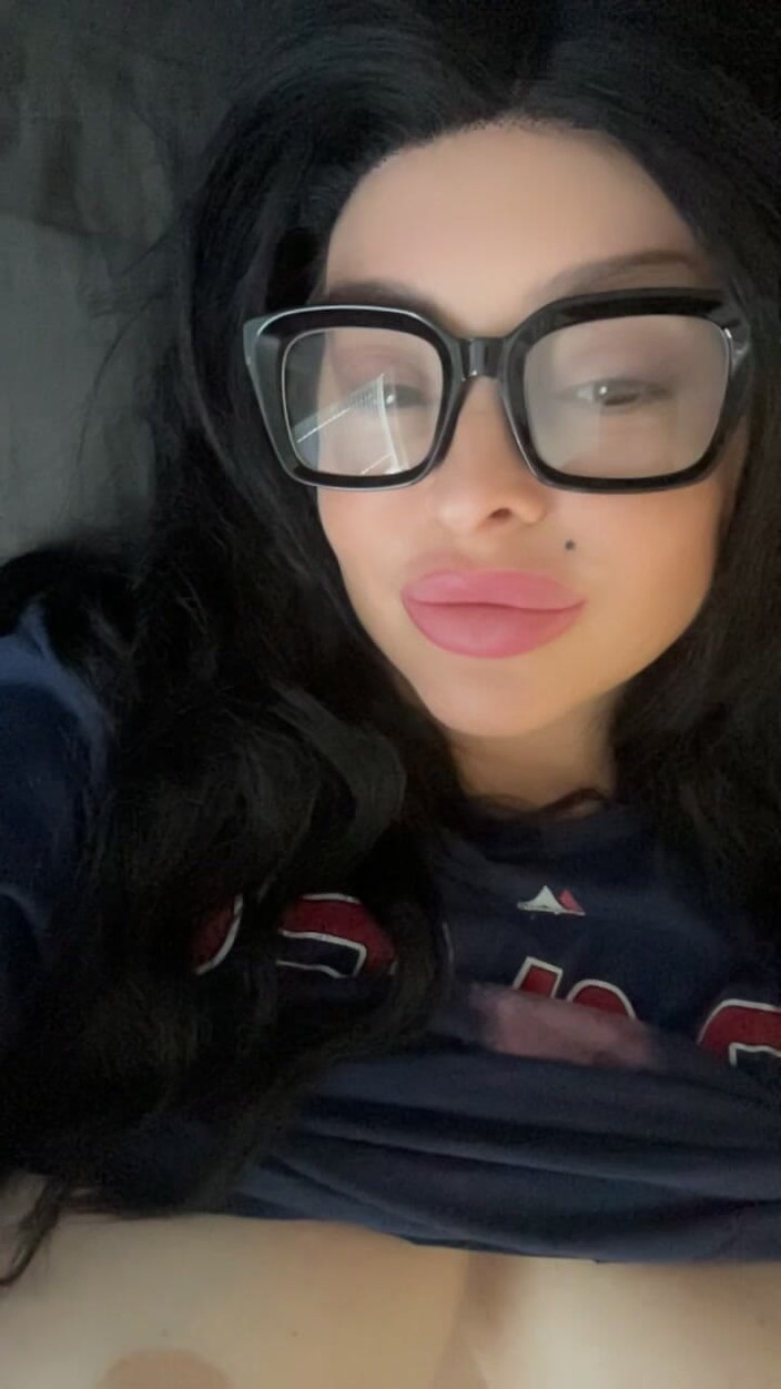 Kat Snax: Mama masturbeert, praat vies en spuit