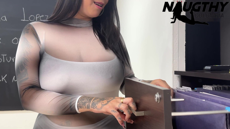 NaughtyColombia: ホットな教師は彼女の生徒の写真で自慰行為をします