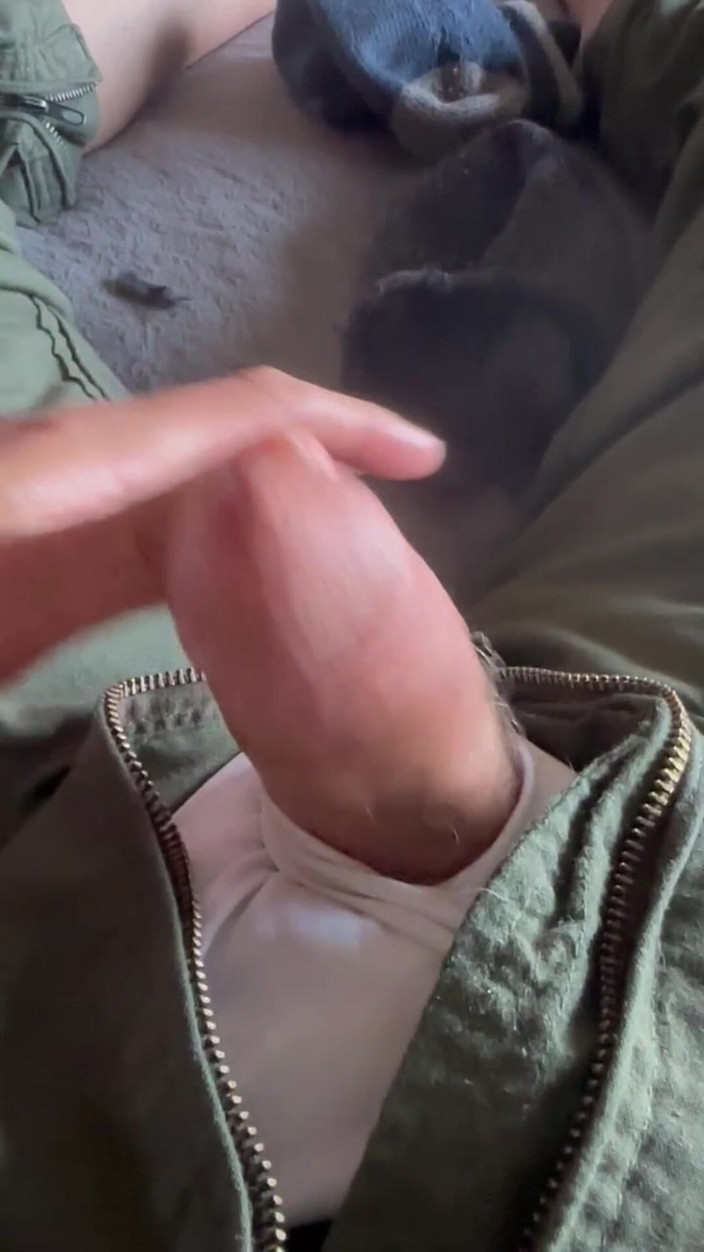 Gay Soldier Stuff: 在我飞行前的饥渴决定穿着我的飞行服撸管，并在我的白色三角裤中射出流着精液的精液