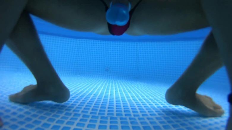Latex Toys: Sborra in piscina