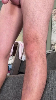 Chica de tenis sexy caliente en falda blanca corta va sin bragas y hace una paja para tomar semen en grandes tetas