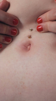 Bbw's dikke frambozen navel wordt gevingerd, met ballen gevuld en pik geneukt tot een schreeuwende buikgasme door de enorme lul van een dunne man