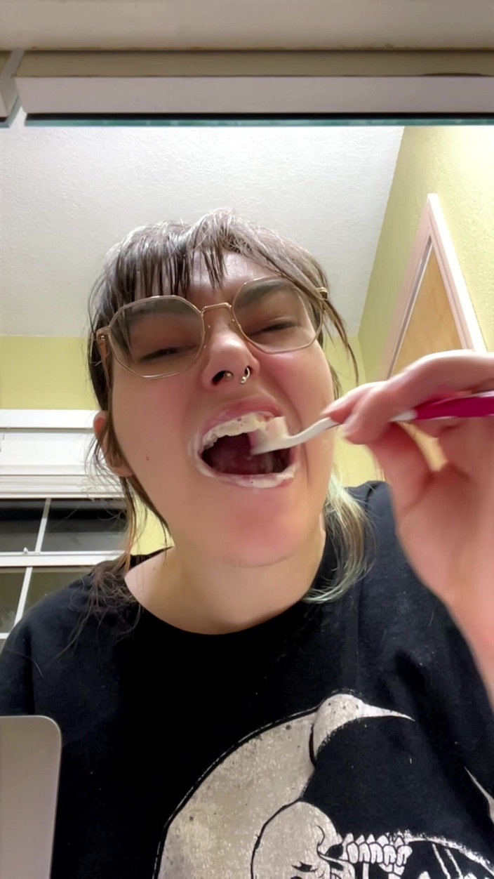 Mushroombitchx: 歯を磨く