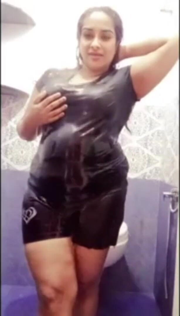 Your Arya: India tetona hermanastra Arya en cuarto de baño