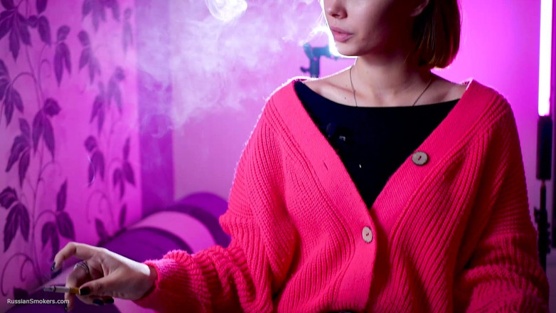 Russian Smokers: 好玩的俄罗斯美女吸烟户外挑逗