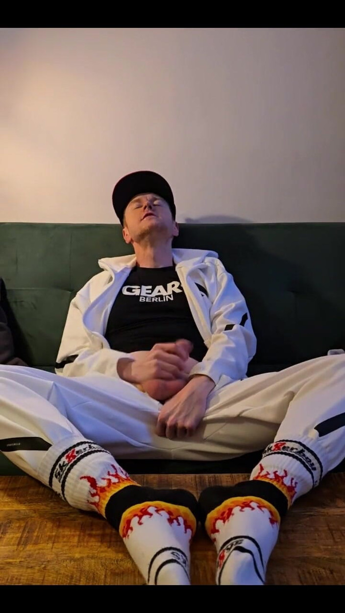 Roman Heart: Kul i vit Adidas spårdräkt