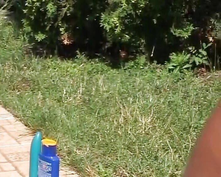 Deutsche XXX Filme: Si blonde Jerman bertetek besar dikongkek di tepi kolam