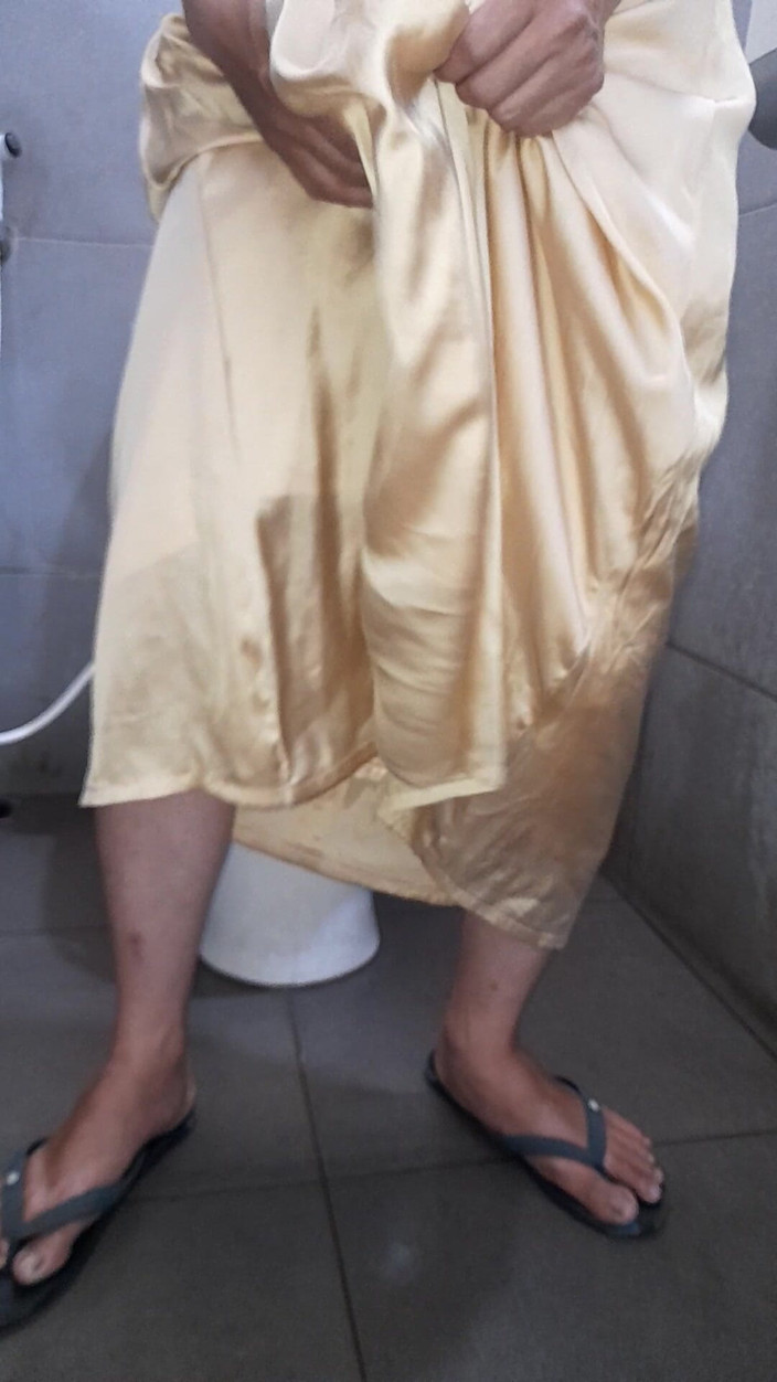 Naomisinka: 長い金色のサテンドレスのマスターベーション射精