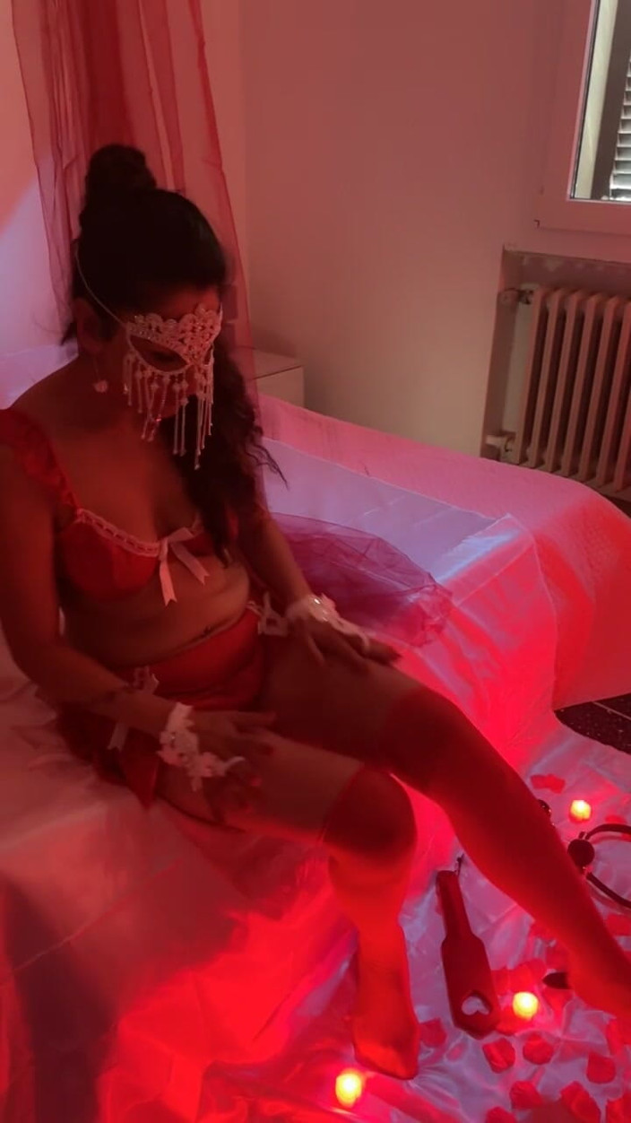Mistress angel: Tình nhân thiên thần trong căn phòng màu đỏ