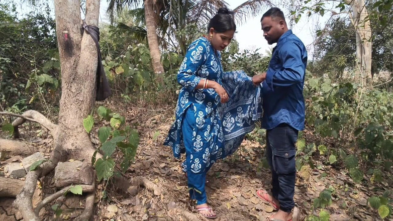 Sona bhabhi: Video di sesso nel villaggio indiano, stampa di grandi tette...