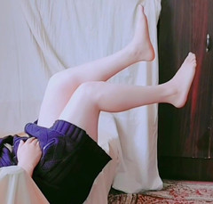 Kitty_Cross: Zabawne Femboy drażni się ze spódnicą na Wietrznej Ulicy