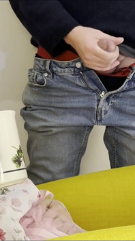 자위하고 내 자지를 쓰다듬어 집에서 만족을 위해 그녀의 몸에 내 정액을 줘