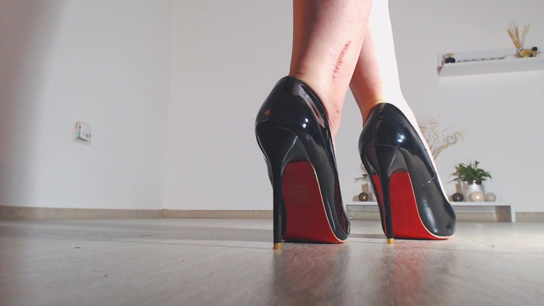 LegsOnHeels: 我穿着高跟鞋的双腿，优雅地走来走去