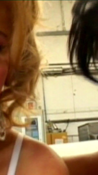 Si blonde dan si rambut coklat jalang dimusnahkan dalam pesta seks gudang