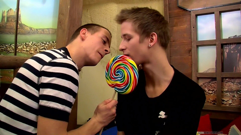 Lollipop Twinks: Nieobrzezone euro kumple Butt jebanie