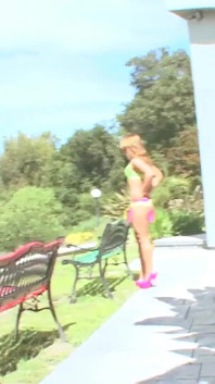 Une belle ado baise avec un mec sexy