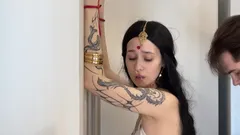 和一个印度女孩玩粗暴性爱，她是一个听话的婊子