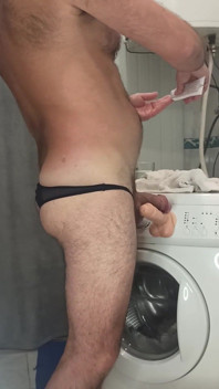 Scopando il culo con un dildo
