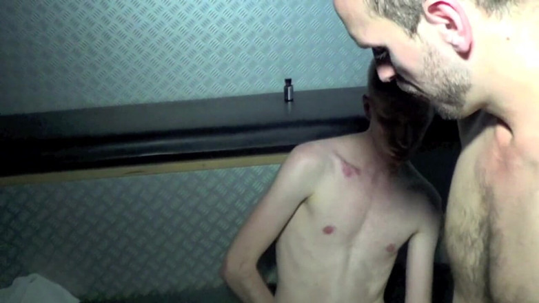 Crunch Boy: Genç sarışın iri güzel kadın heteroseksüel bir oğlanı sikiyor