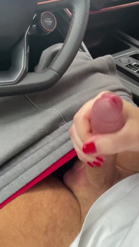 Descuidada paja en un auto en el estacionamiento de un supermercado