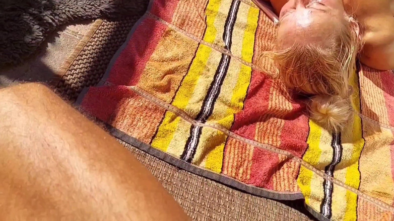 Selena701: Amateur Blonde Reife Ehefrau Genießt Sonne