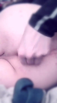 Nadržený Sissyboy Anální výprask a saje hračky čerstvě z jeho zadku