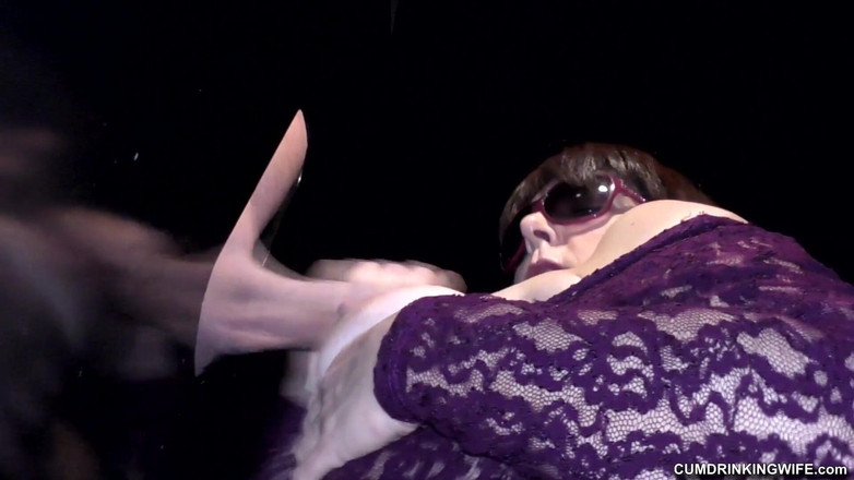 Cumdrinking Wife: Duvar deliğinde bir sürü hizmet ediyor