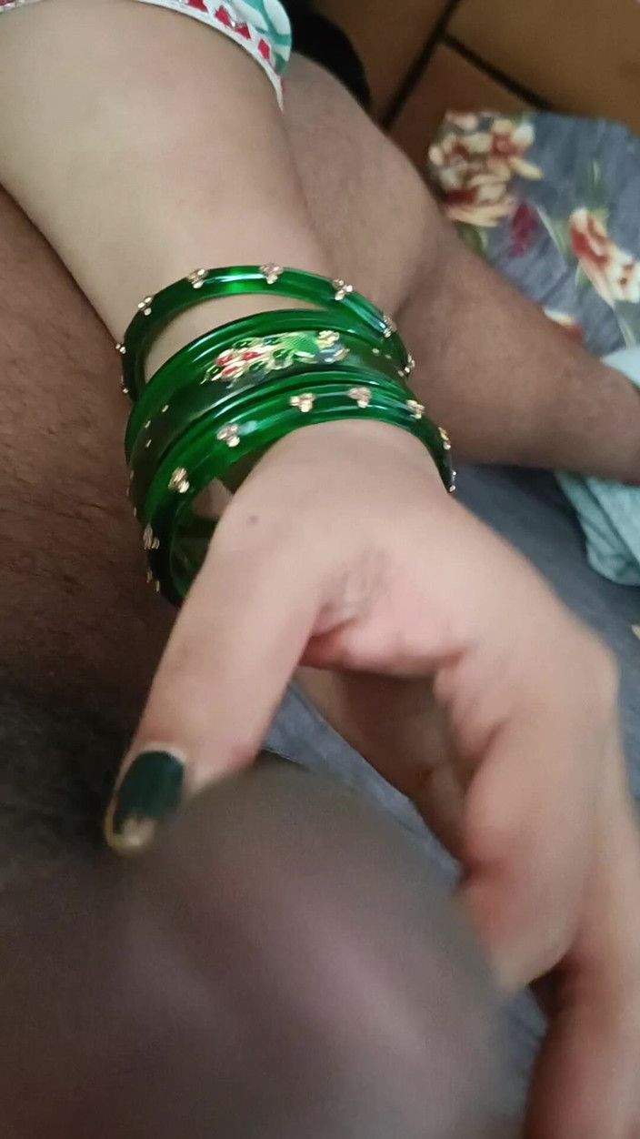 Catchybusty: Desi Ncr Bhabhi daje loda jej Devar