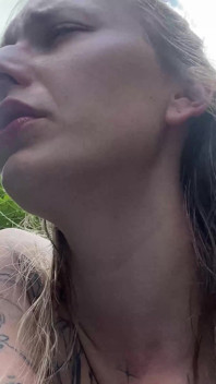 Mi-am forat curul lângă drum