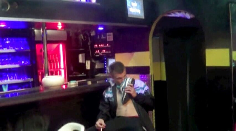 Sneaker gay: Sniff and suck Kevin muscle