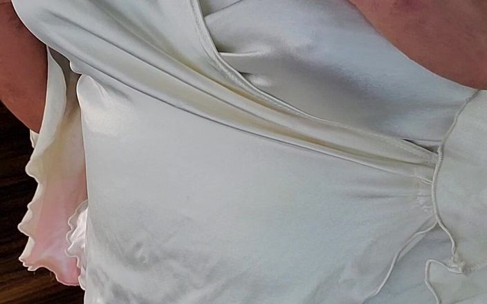 My panties: Satin dengan tangan berpakaian muncrat gratis