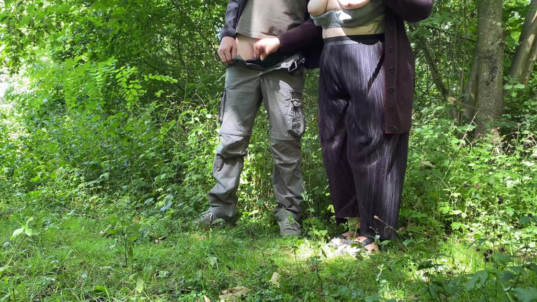 OurFetishLife: Prstění zadku mé tchyně, zatímco hladí mého ptáka v parku