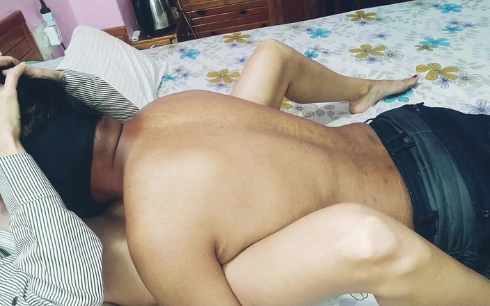 Bolly Karma: Webcam MILF amante amorevole e pisciare