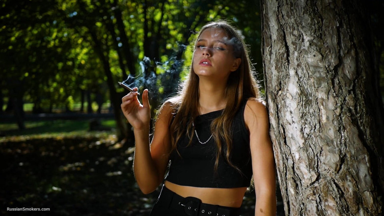 Russian Smokers: Awek Rusia seksi merokok studio dalaman