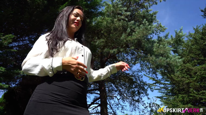 SkirtJerk: Jess Harington - Trim My Grass