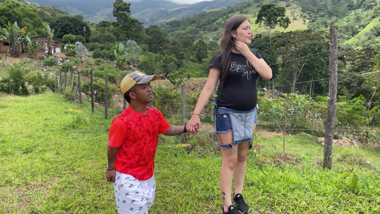 Julianaburning: 私は金持ちの妊娠中の新婚旅行のガールフレンドをキャンプ場に連れて行き、彼女の狭いお尻に私の豊かで巨大なチンポを押し込みます。