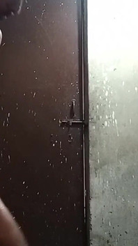 オイルと石鹸を塗って陰茎をマッサージする