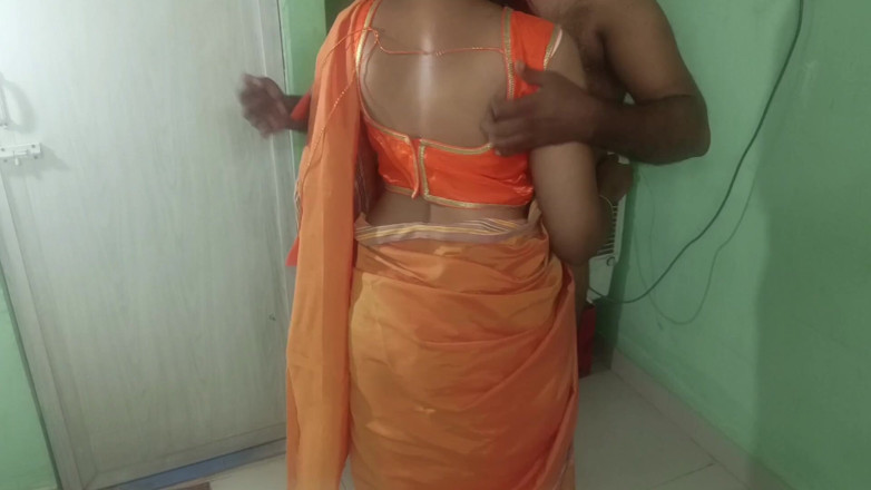 Wonder: shaadishuda glaimar mahila orenj saari stainding pojishan romans