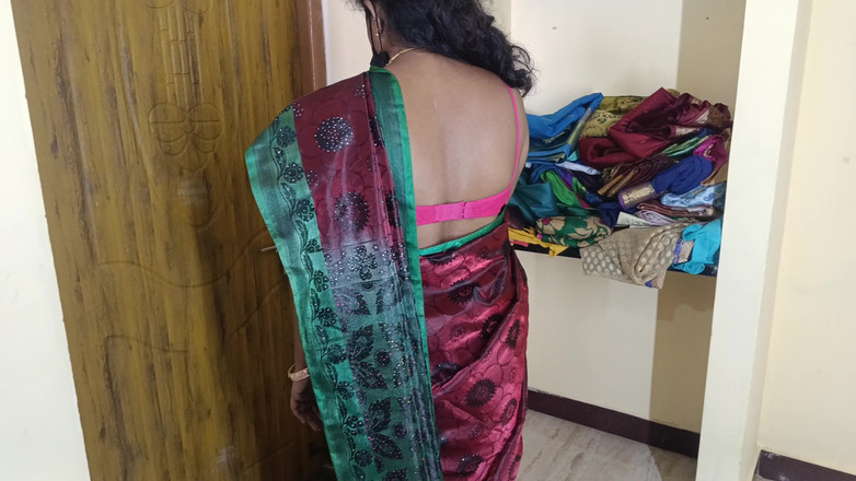 Pushpa studio: Dona de casa Saree mostrando