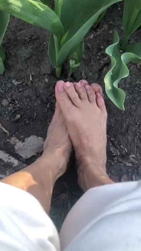 Naelor: Melove with Her Small Feet Outdoor in the Garden