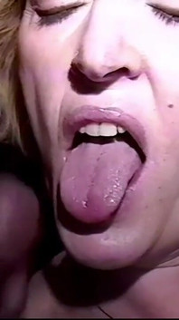 1 alte dame 3 große schwarze schwänze