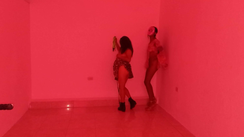 Martin13: Beste vrienden komen samen om een sensuele dans te doen...