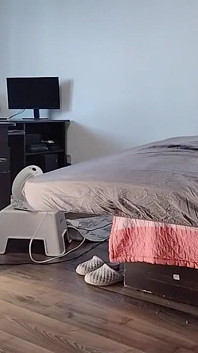 Esposa sexy y traviesa probándose ropa que se corta