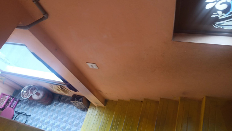 Pushpa studio: 楼梯上的出轨家庭主妇浪漫