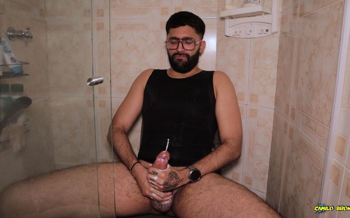 Camilo Brown: Camilo brown ngocok kontol besarnya sampai muncrat berkali-kali dan muncrat...