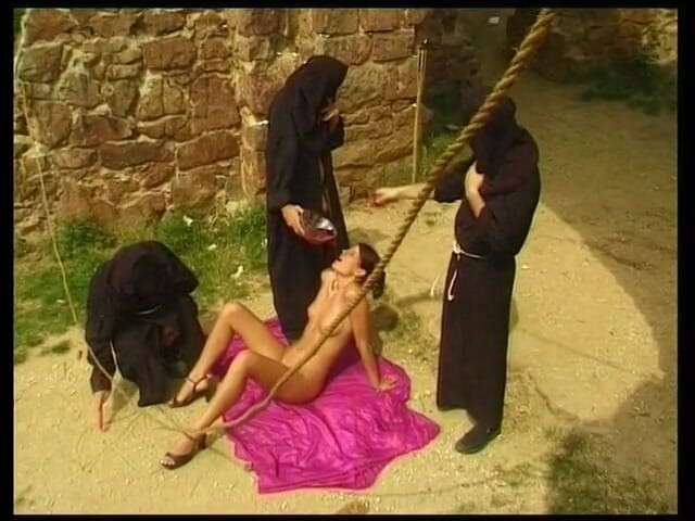 Horny Two really wet MILFs: Zrzavé dívky šukané v rituální orgii