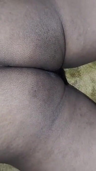 Une bhabhi desi bengali aux seins gorgés de lait se fait presser et baiser